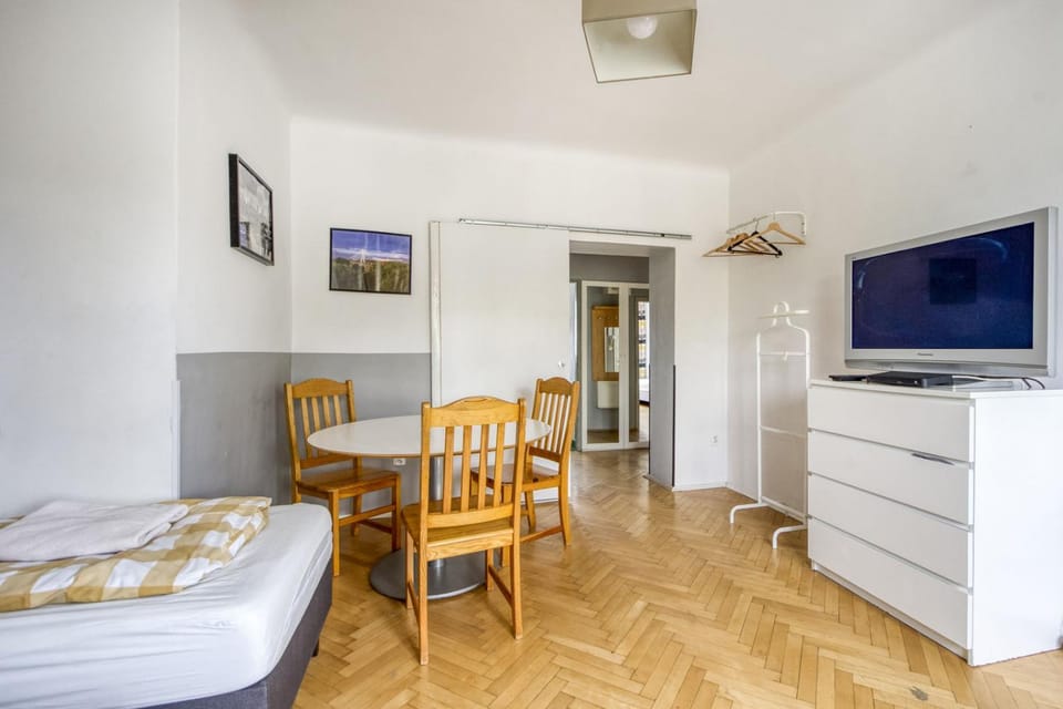 Bed, TV and multimedia, Living room, Dining area, towels