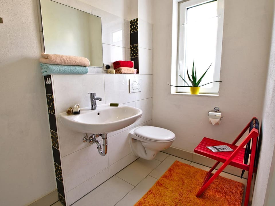 Shower, Toilet, Bathroom, towels, Internal: Not applicable to any particular room