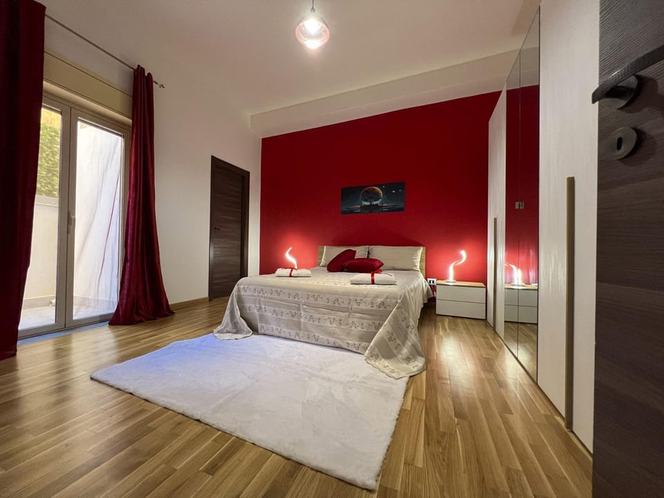 Bed, TV and multimedia, Photo of the whole room, Bedroom