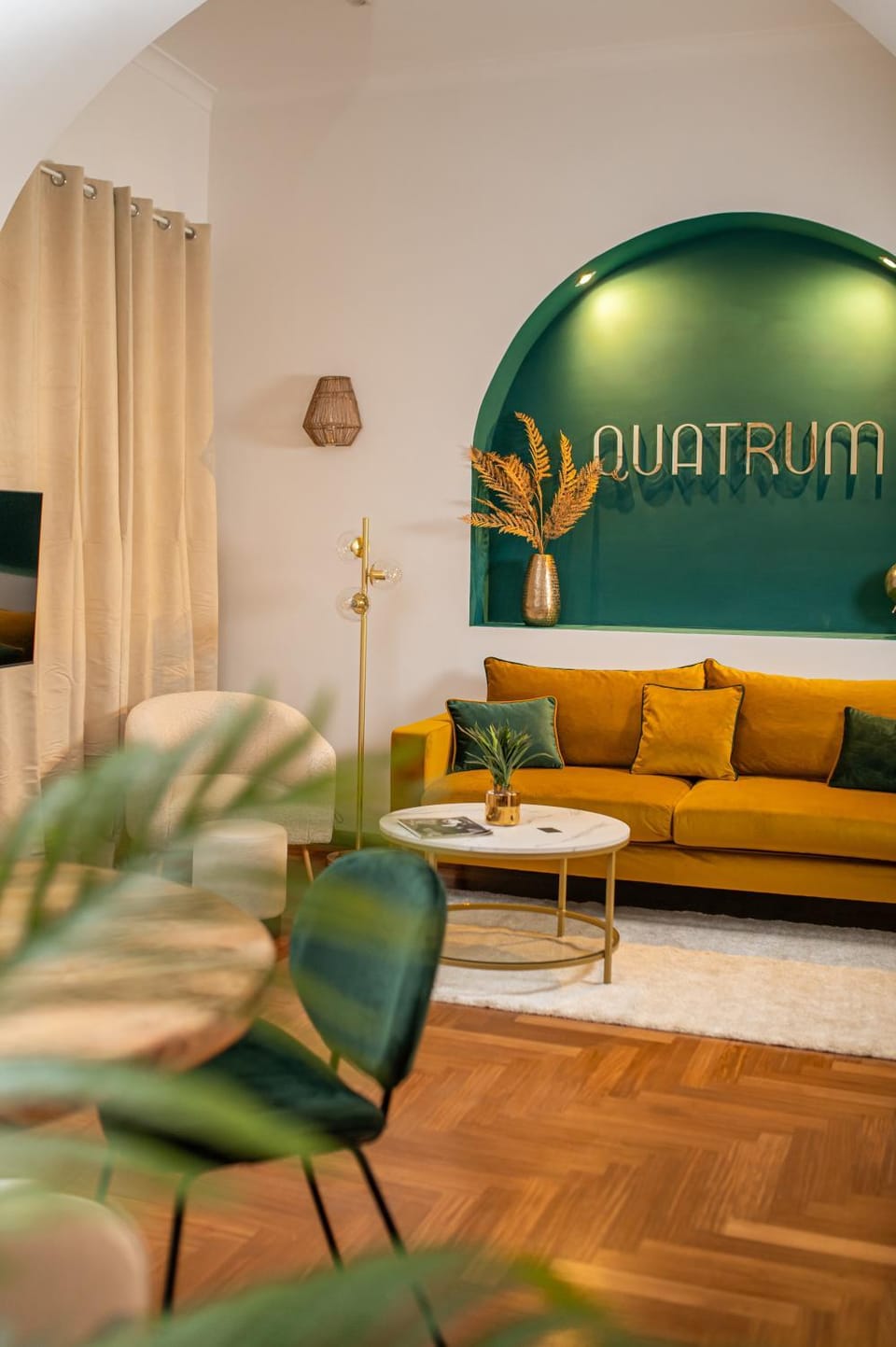 Communal lounge/ TV room, TV and multimedia, Living room, Seating area, Evening entertainment, Text overlay
