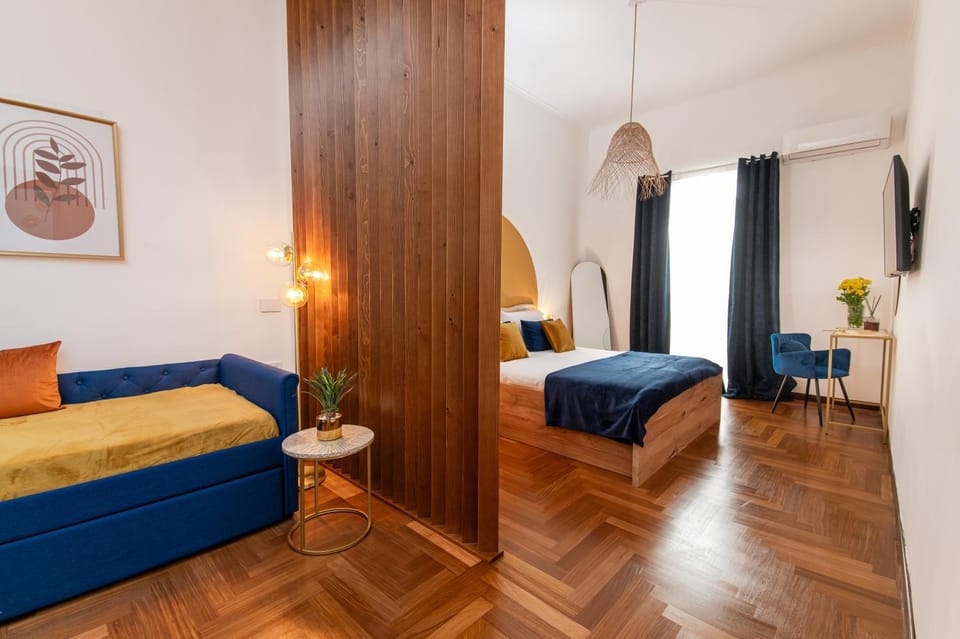 Bed, Living room, Photo of the whole room, Seating area, Bedroom