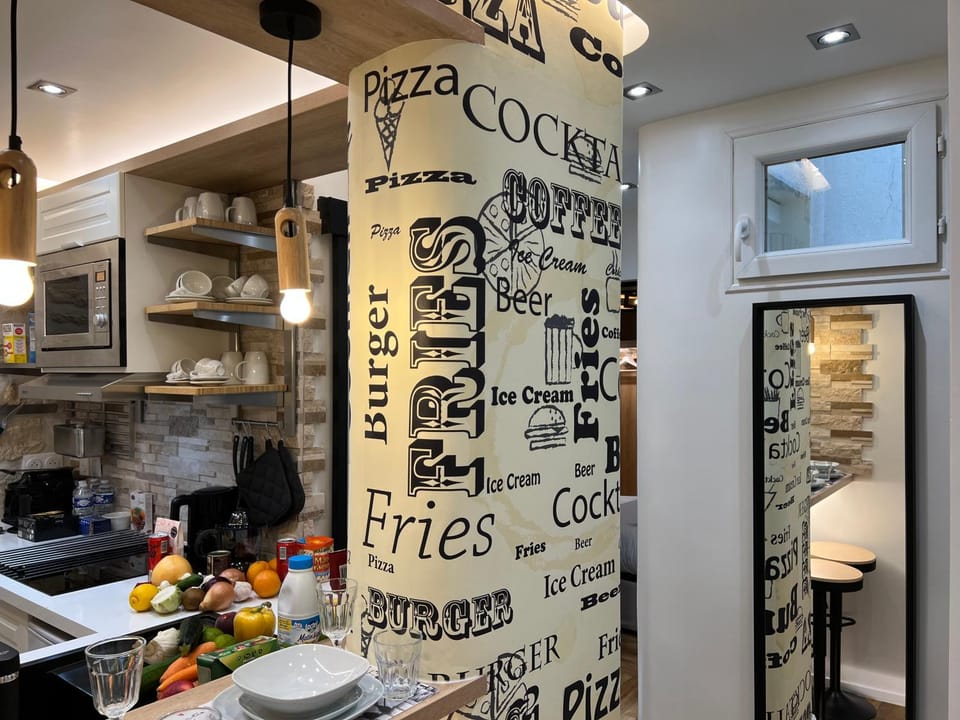 Kitchen or kitchenette, minibar, stove
