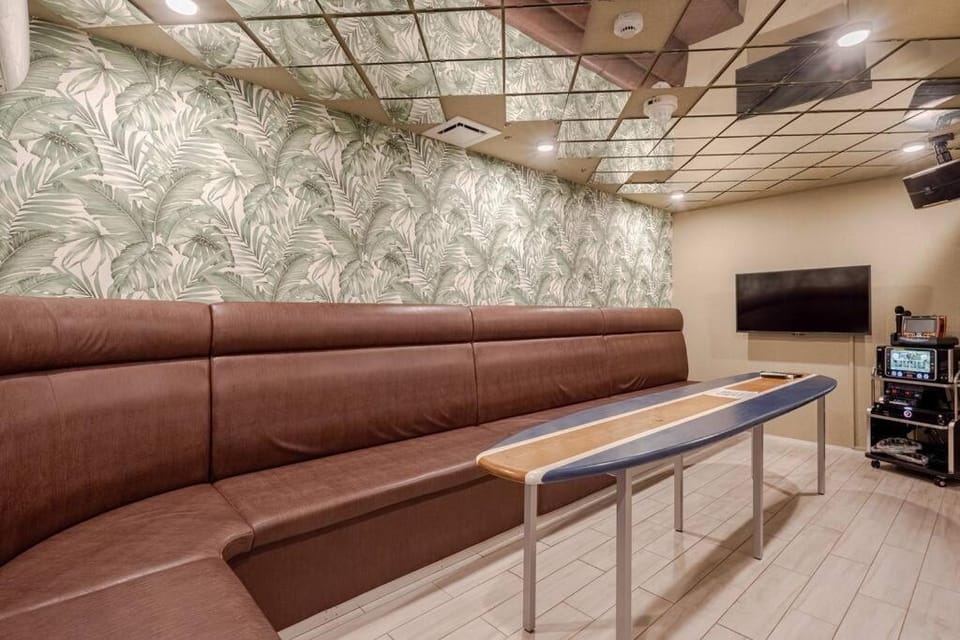 Karaoke, TV and multimedia, Seating area, Evening entertainment
