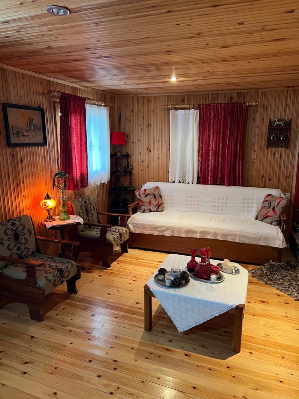 Bed, Living room, Photo of the whole room, Decorative detail, Seating area, fireplace
