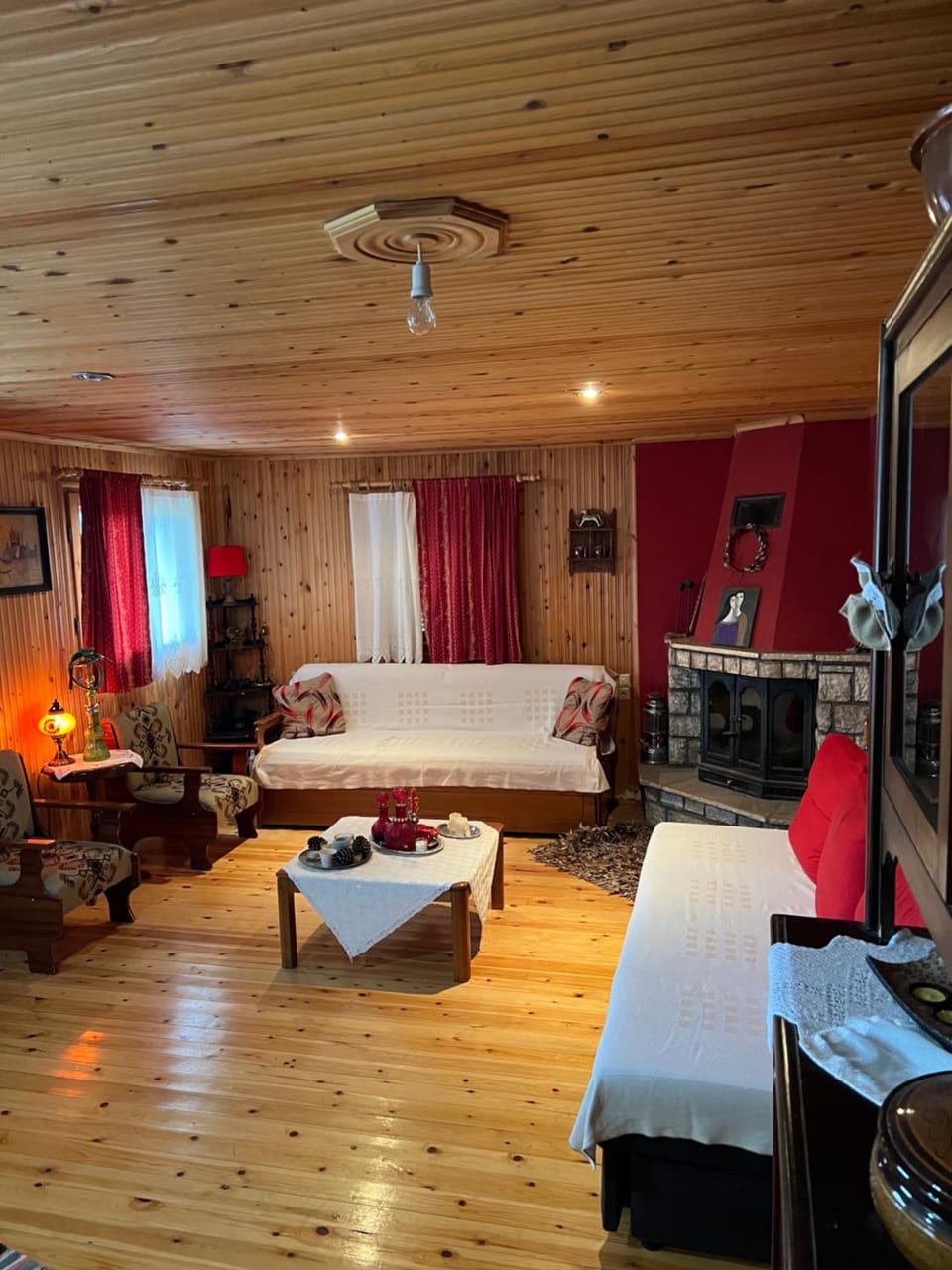 Bed, TV and multimedia, Living room, Photo of the whole room, Seating area, fireplace