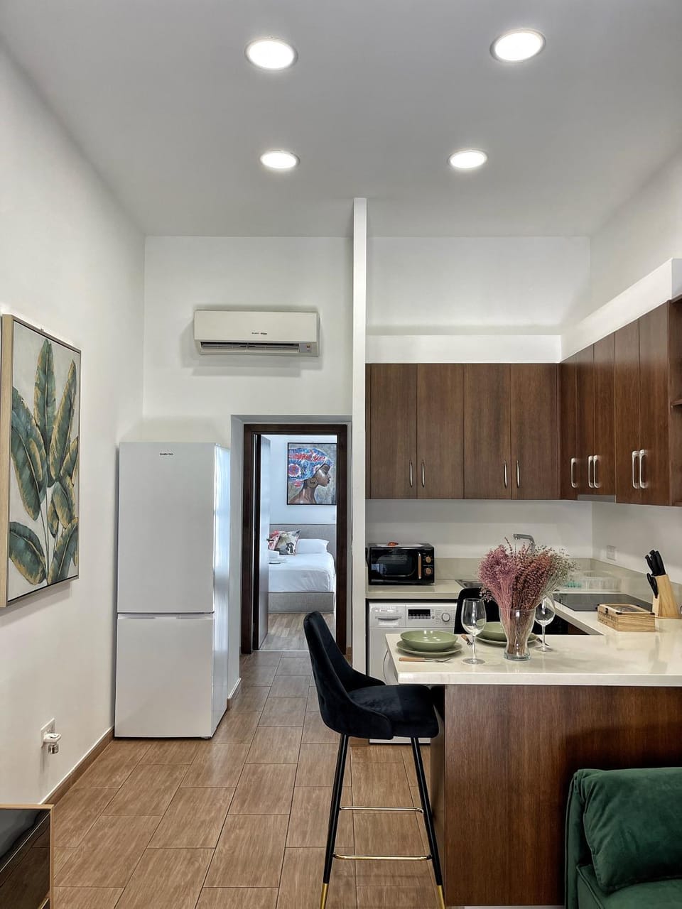 Kitchen or kitchenette, Dining area, minibar, pet friendly, stove, air conditioner
