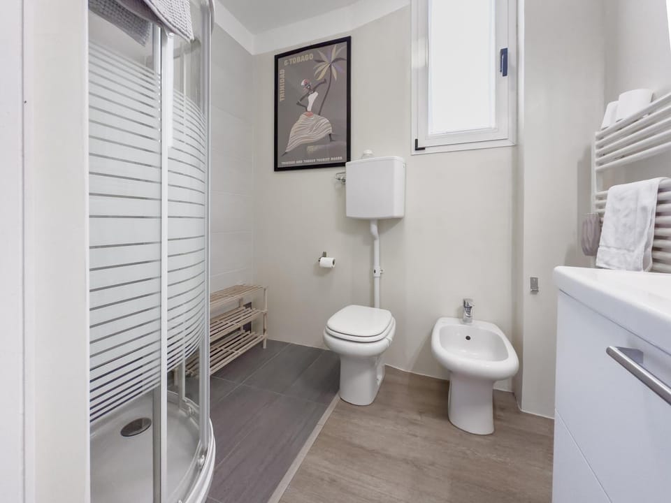 Shower, Toilet, Bathroom, bidet, towels