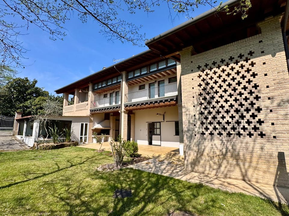 Property building, Spring, Day, Garden, Garden view
