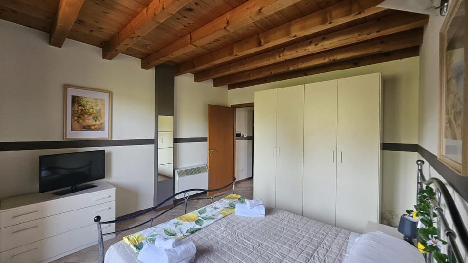 Bed, TV and multimedia, Photo of the whole room, Bedroom, towels