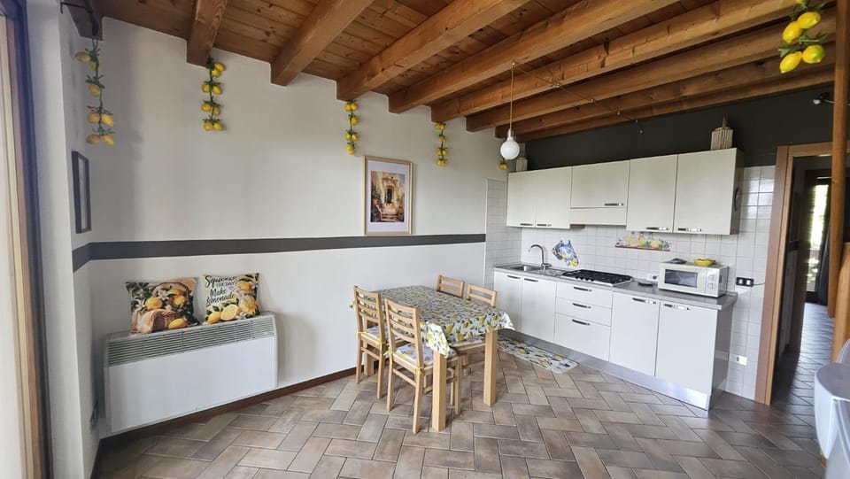 Kitchen or kitchenette, Dining area, stove