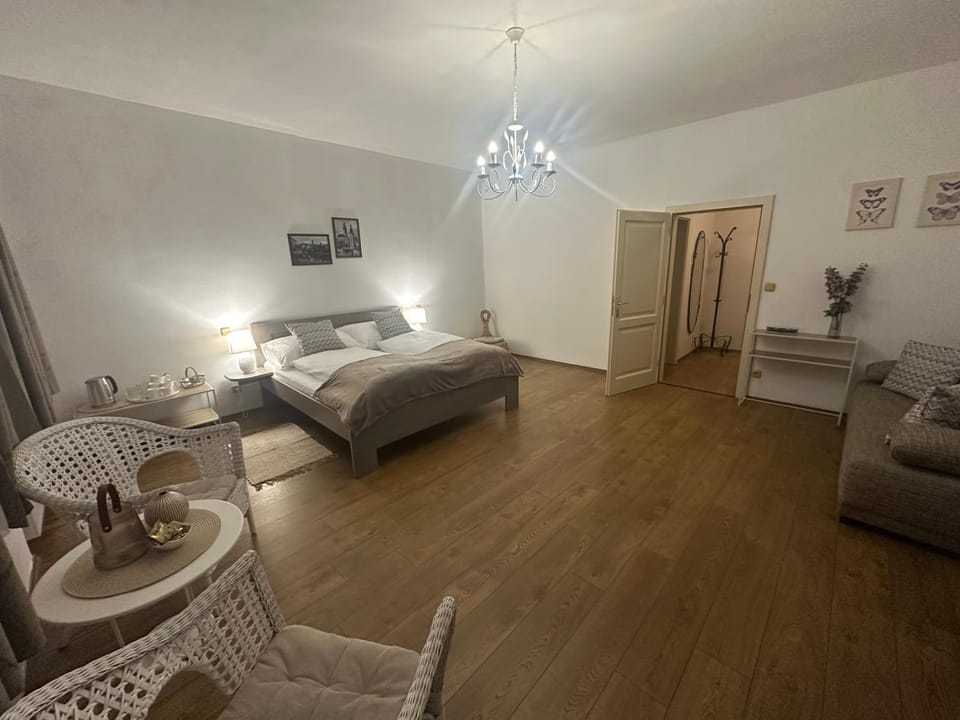 Bed, Photo of the whole room, Seating area