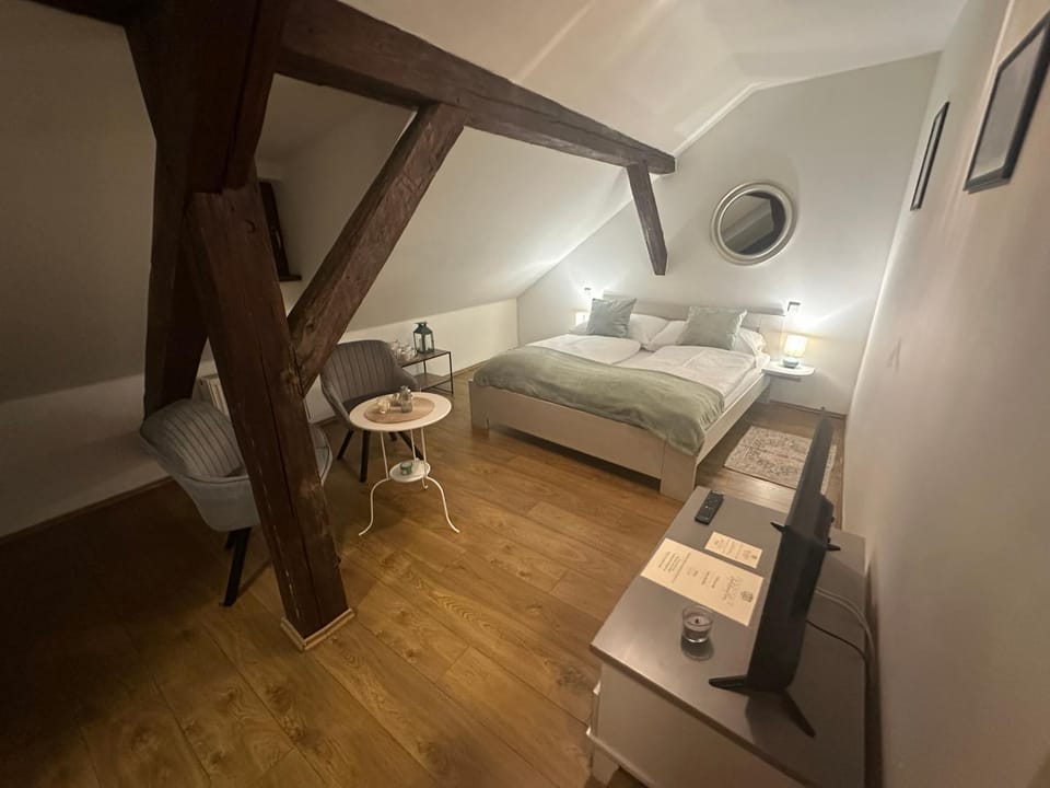 Bed, TV and multimedia, Photo of the whole room