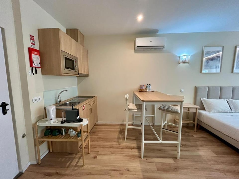 Bed, Kitchen or kitchenette, Photo of the whole room, Seating area, Dining area, Bedroom, air conditioner