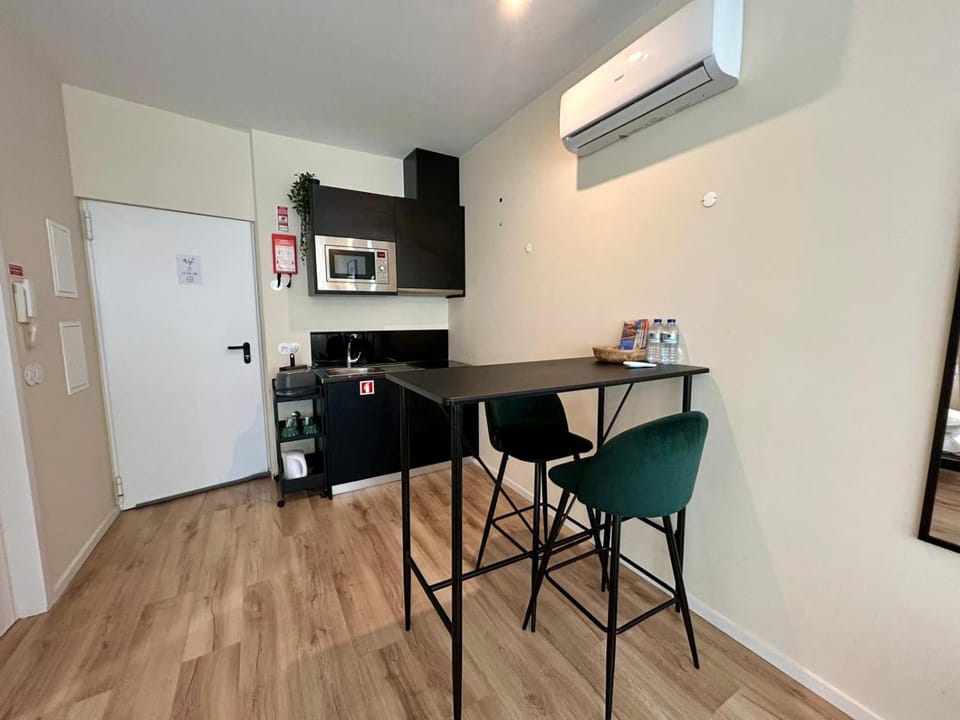 Kitchen or kitchenette, Living room, Seating area, Dining area, stove, air conditioner