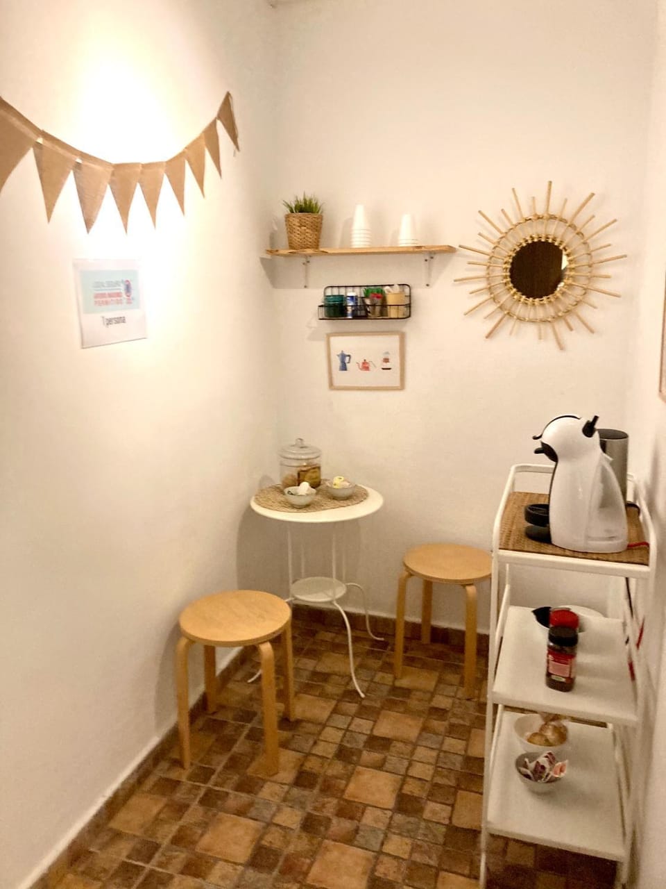 Coffee/tea facilities, Kitchen or kitchenette, Dining area