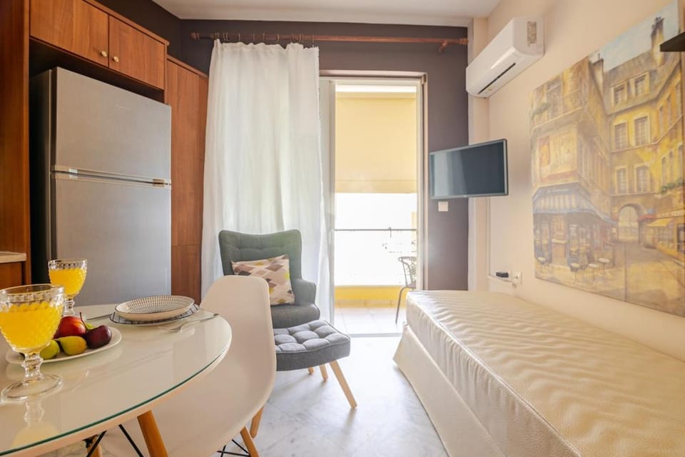 "La Vie Est Belle" by the sea Rethymno Apartment in Rethymno