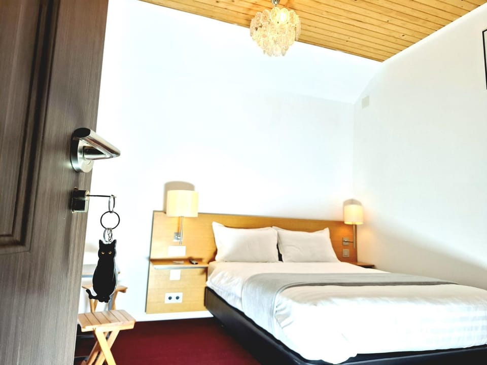Bed, Decorative detail, Bedroom, Area and facilities