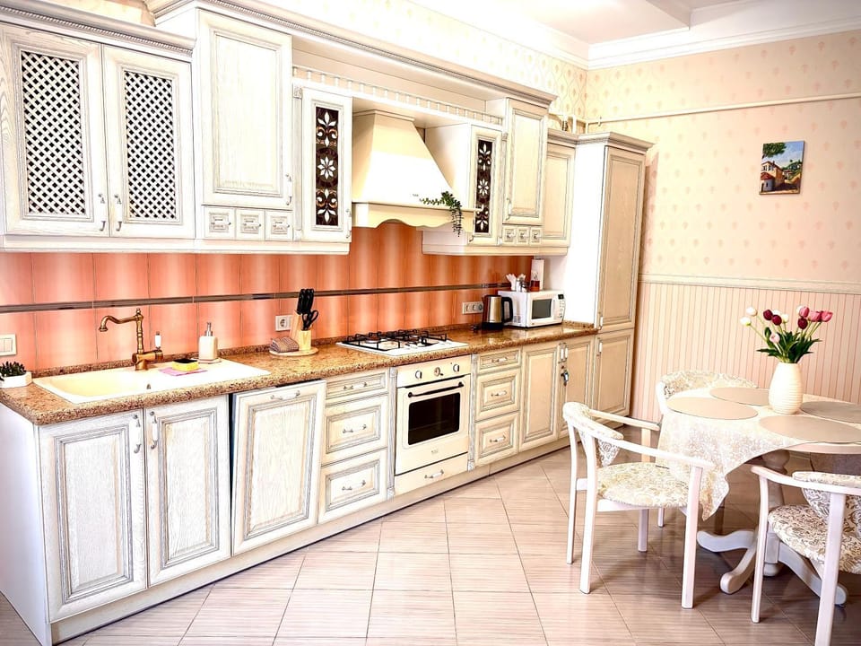 Kitchen or kitchenette, Dining area, dishwasher, oven, stove