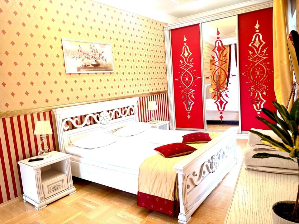 Bed, Seating area, Bedroom