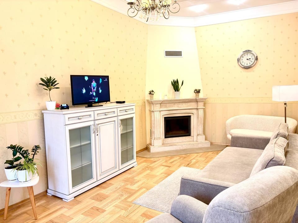 Communal lounge/ TV room, Living room, Seating area, Evening entertainment