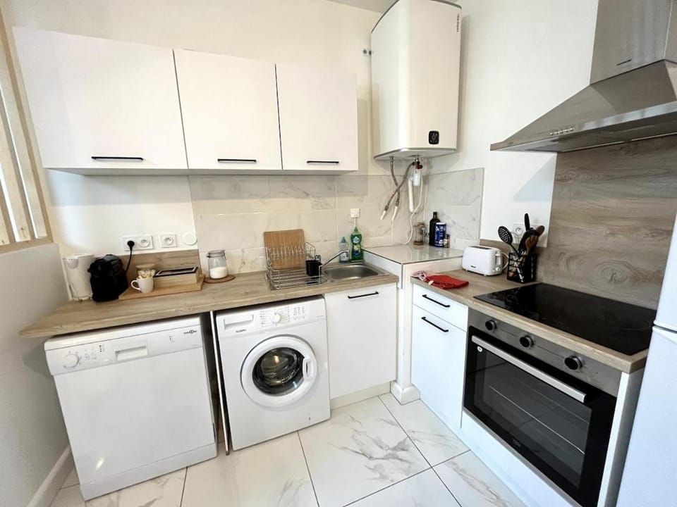 Coffee/tea facilities, Kitchen or kitchenette, dishwasher, oven, stove, toaster, washing machine