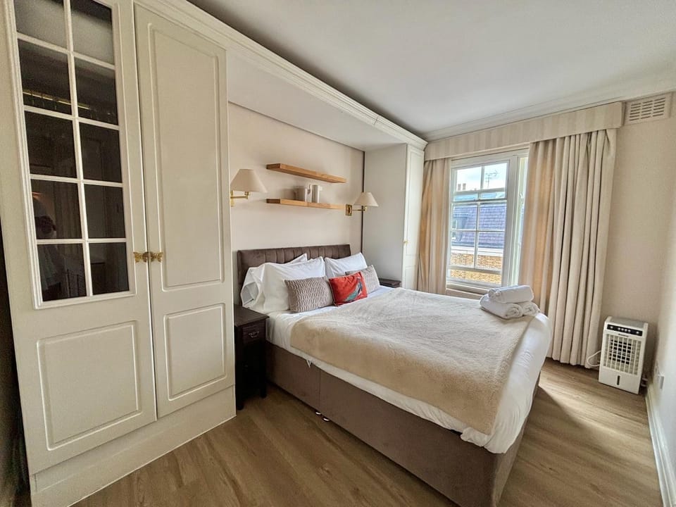 The Mozart Suite by Sloane Square Apartment in City of Westminster