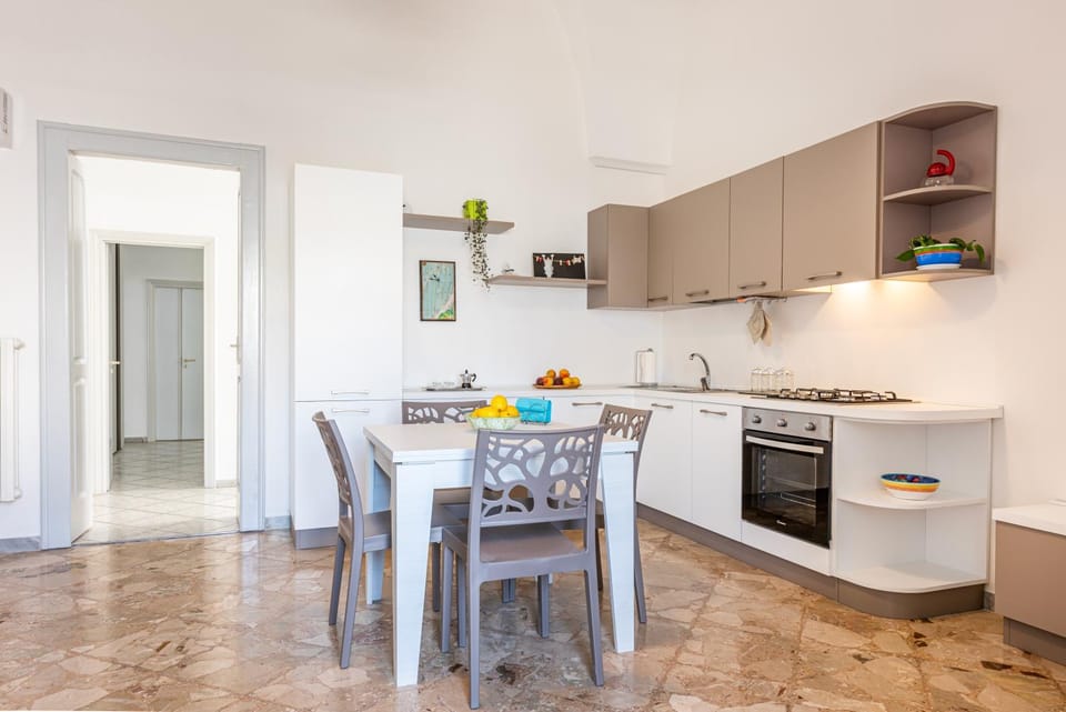 Kitchen or kitchenette, Dining area, pet friendly