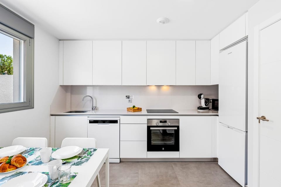 Kitchen or kitchenette, Dining area, dishwasher, minibar, pet friendly, stove