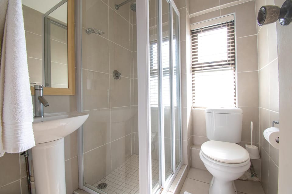 Shower, Toilet, towels