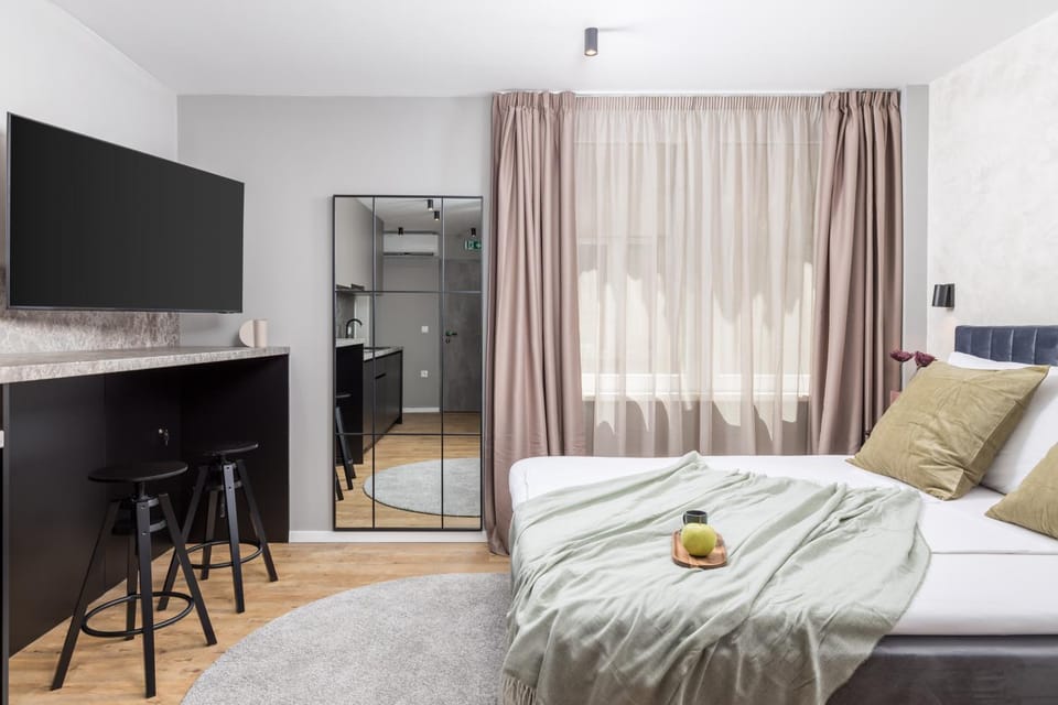 Bed, TV and multimedia, Photo of the whole room, Bedroom