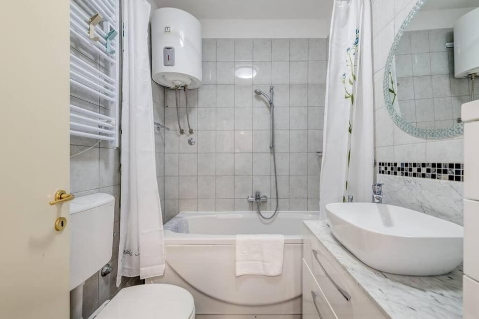 Shower, Toilet, Bathroom, Bath, towels