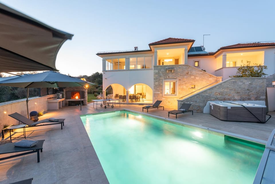 Property building, Patio, Day, Natural landscape, Pool view, Swimming pool, sunbed