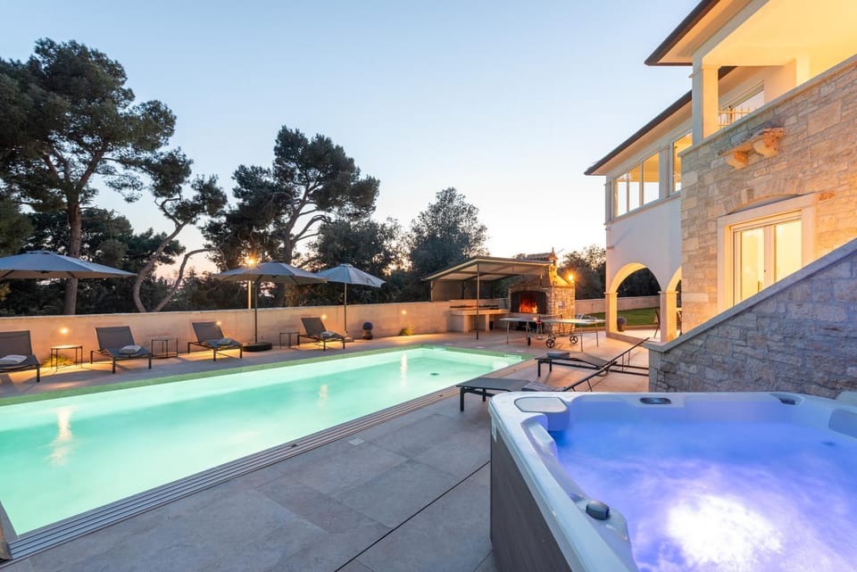 Property building, Patio, Day, Hot Tub, Pool view, Swimming pool, sunbed