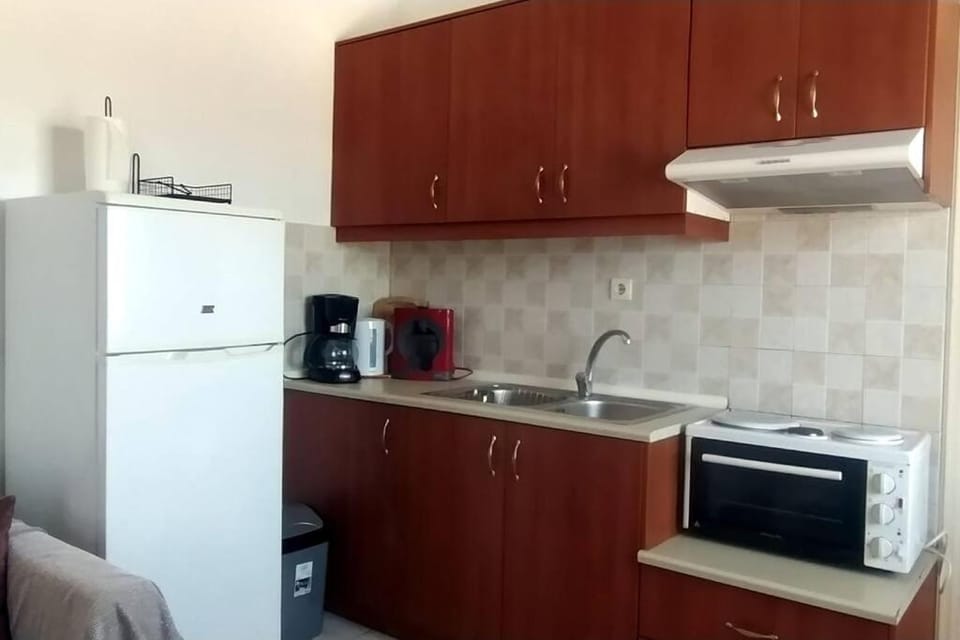 Coffee/tea facilities, Kitchen or kitchenette, oven, stove, toaster
