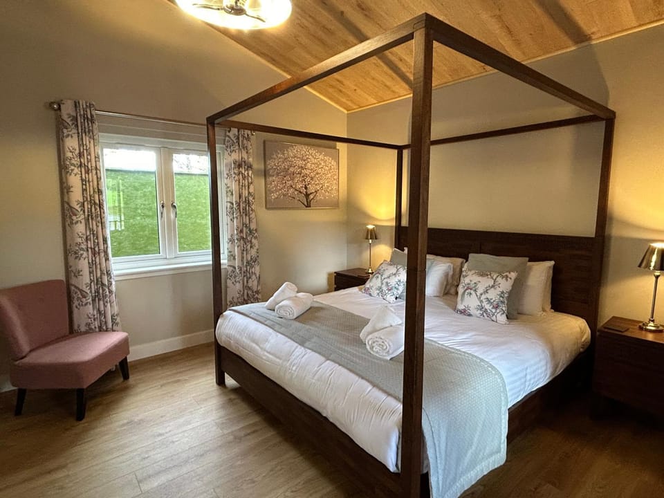 Bed, Bedroom, towels