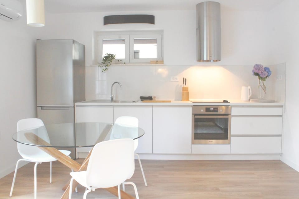 Kitchen or kitchenette, Dining area, pet friendly, stove