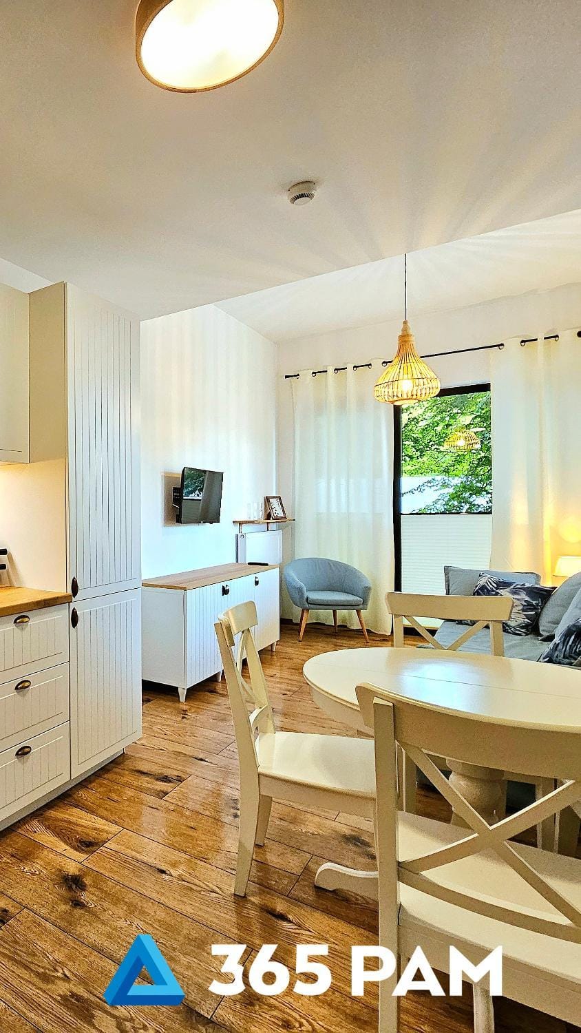 TV and multimedia, Kitchen or kitchenette, Photo of the whole room, Dining area