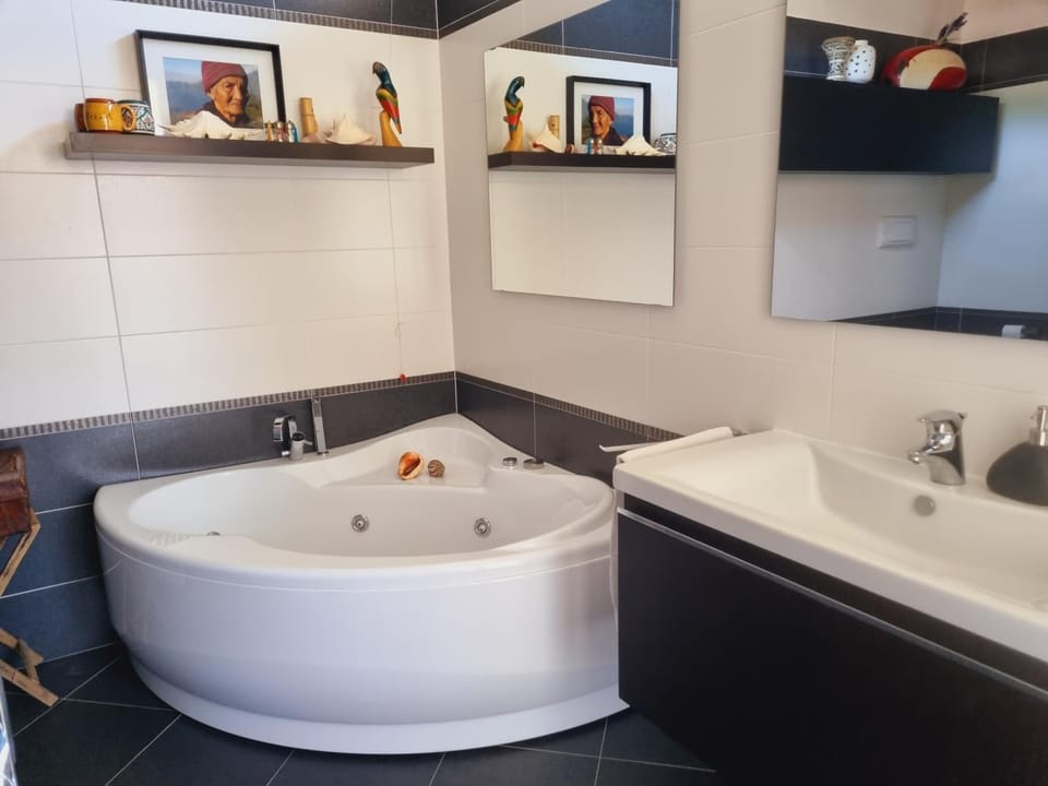 Hot Tub, Bathroom