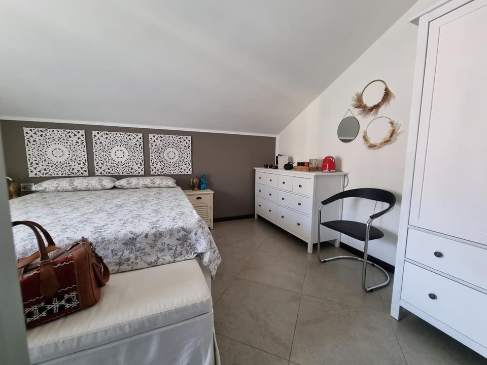 Bed, Photo of the whole room, Bedroom, hair dresser