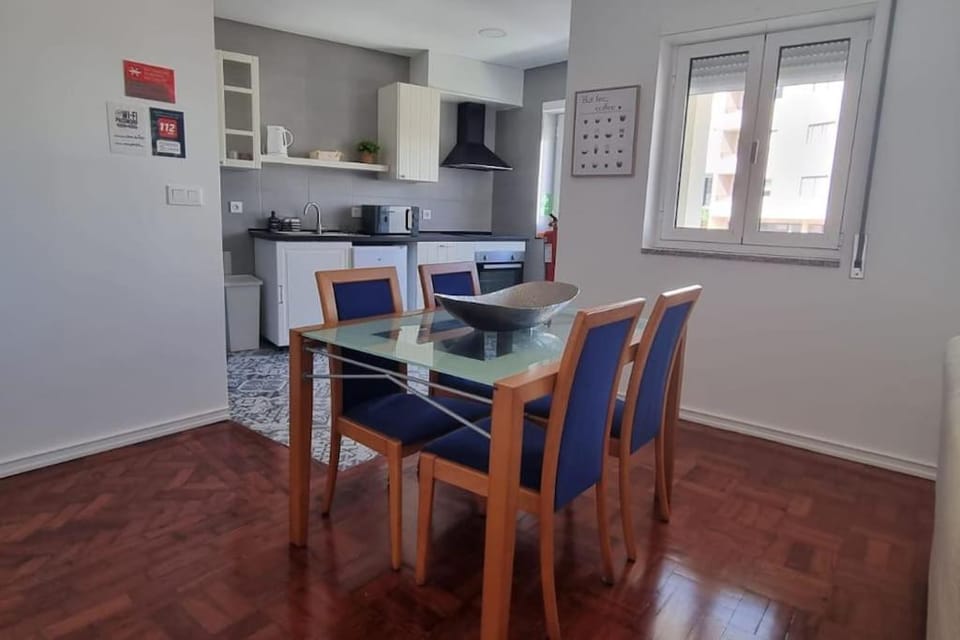 Kitchen or kitchenette, Dining area, minibar, pet friendly