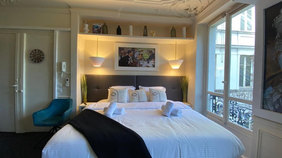 Bed, towels