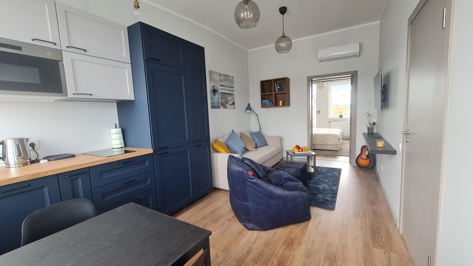 TV and multimedia, Kitchen or kitchenette, Living room, air conditioner