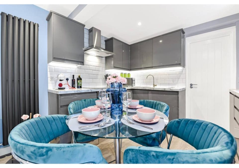 Kitchen or kitchenette, Seating area, Dining area, stove