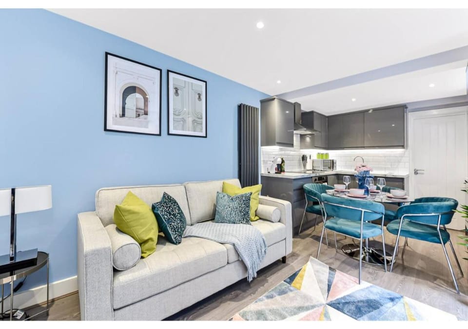 Kitchen or kitchenette, Living room, Seating area, Dining area, stove