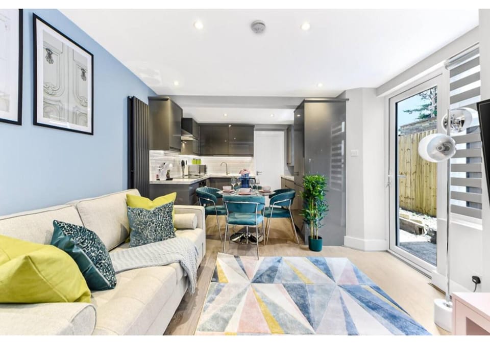 Kitchen or kitchenette, Living room, Seating area, Dining area, oven, stove