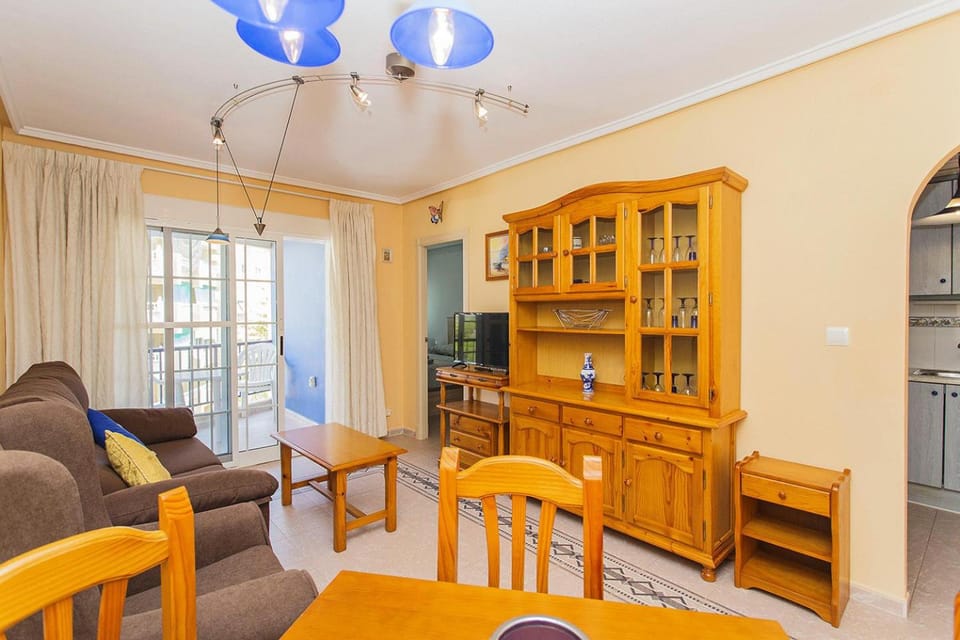 Communal lounge/ TV room, TV and multimedia, Living room, Seating area, Dining area