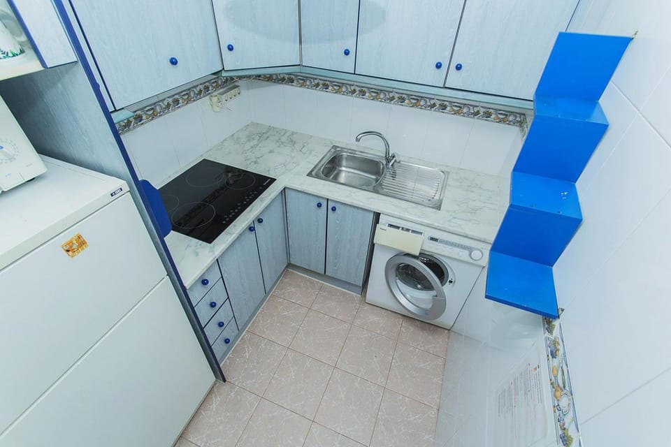 Kitchen or kitchenette, minibar, stove, washing machine