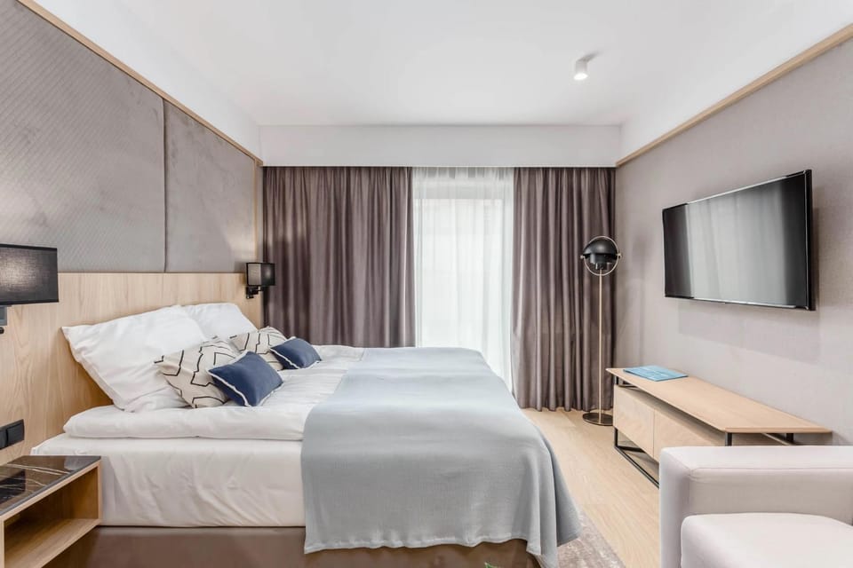 Bed, TV and multimedia, Photo of the whole room, Bedroom