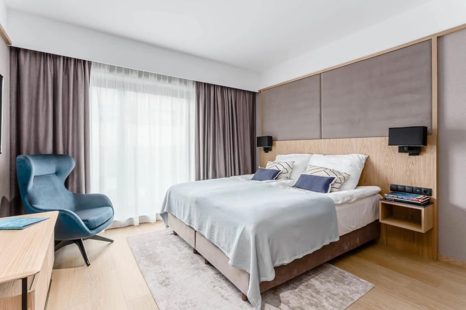 Bed, TV and multimedia, Photo of the whole room, Seating area, Bedroom, hair dresser