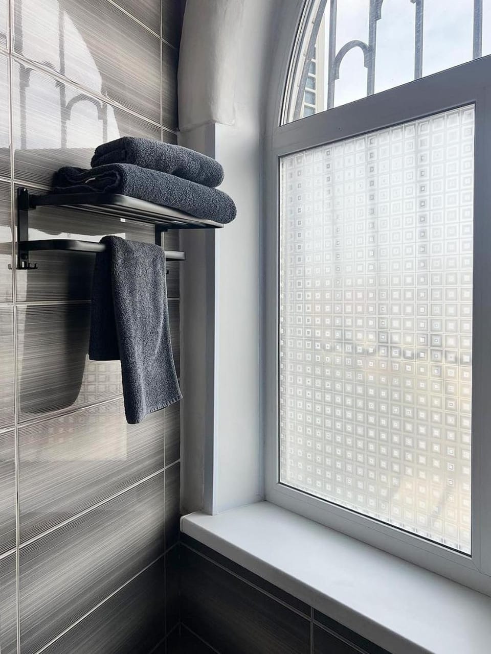 Photo of the whole room, towels